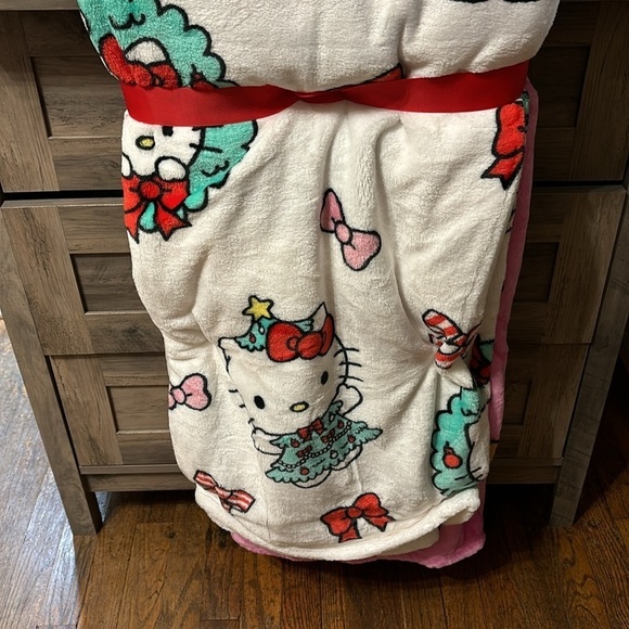 NWT 2 (TWO)HELLO KITTY PINK GINGERBREAD MAN & WHITE WREATH TREE CHRISTMAS THROWS - Picture 6 of 11